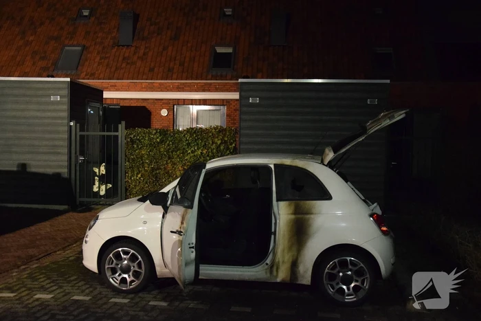 Brandstichting bij auto