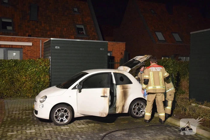 Brandstichting bij auto