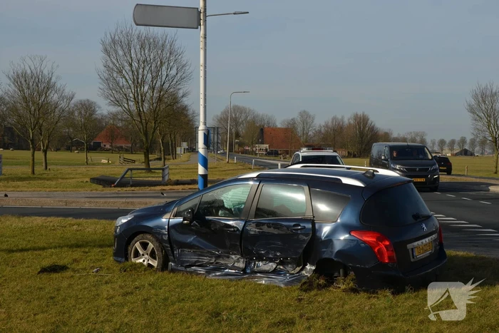 Flinke ravage na verkeersongeval met bestelbus
