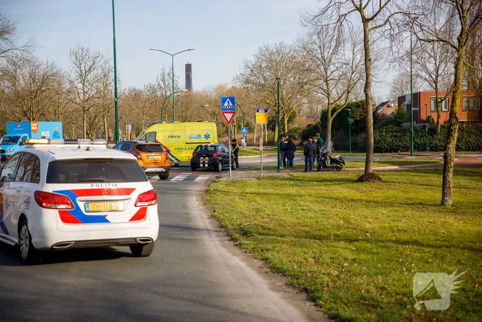 Scooterrijdster gewond bij aanrijding op rotonde