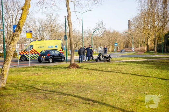Scooterrijdster gewond bij aanrijding op rotonde