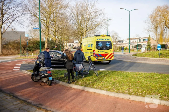 Scooterrijdster gewond bij aanrijding op rotonde