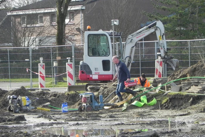 Waterleiding kapot getrokken op bouwterrein