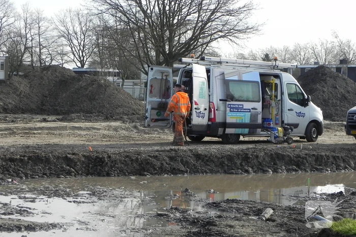 Waterleiding kapot getrokken op bouwterrein