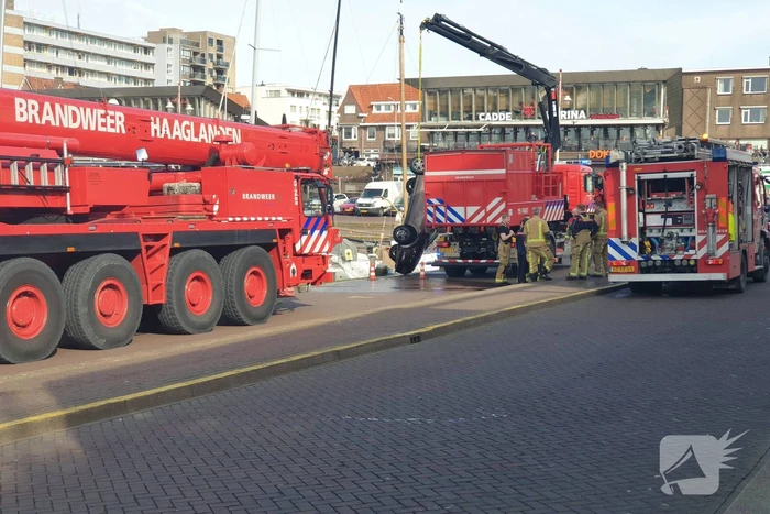 Groot alarm nadat auto van kade het water inrijdt