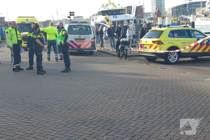 Groot alarm nadat auto van kade het water inrijdt