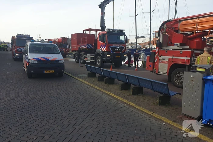Groot alarm nadat auto van kade het water inrijdt