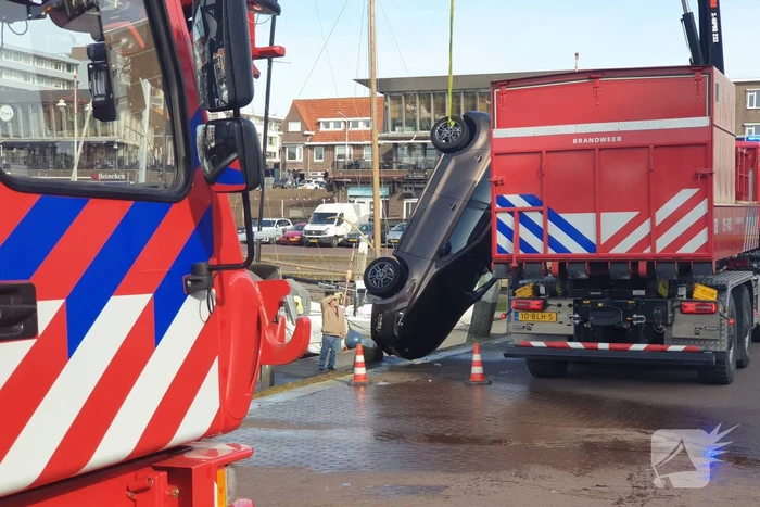 Groot alarm nadat auto van kade het water inrijdt