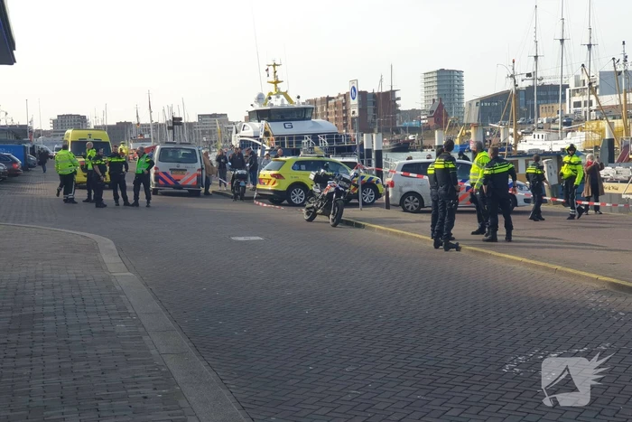 Groot alarm nadat auto van kade het water inrijdt