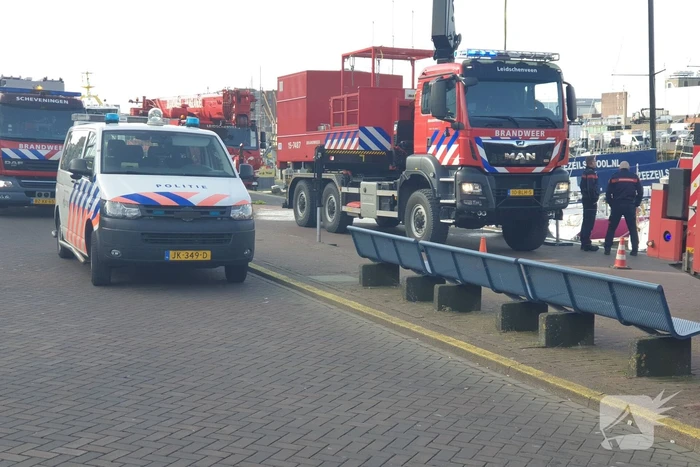 Groot alarm nadat auto van kade het water inrijdt