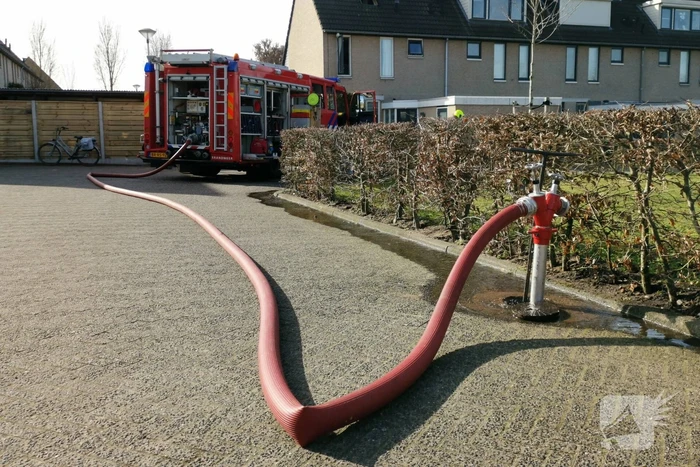Felle brand naast woning zorgt voor veel schade