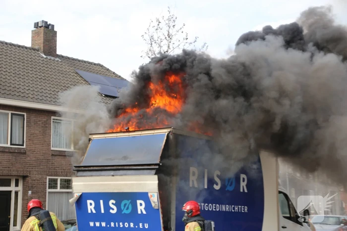 Lading van bakwagen vliegt in brand