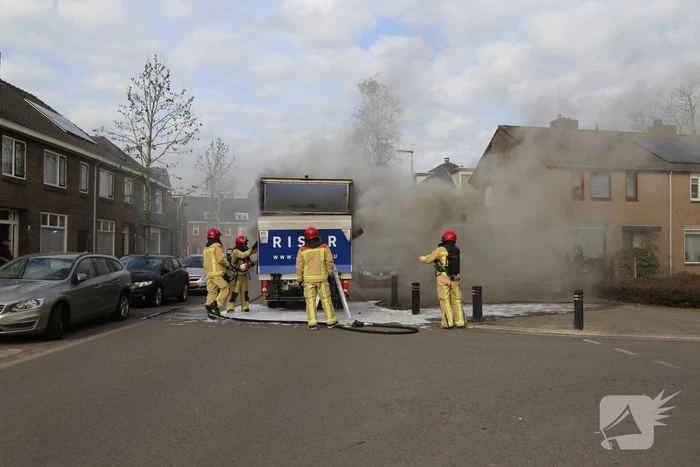 Lading van bakwagen vliegt in brand