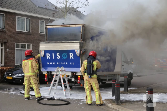 Lading van bakwagen vliegt in brand