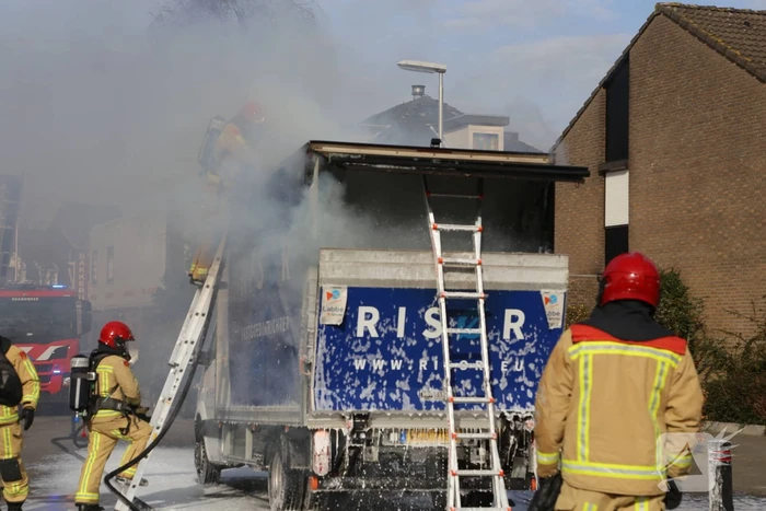 Lading van bakwagen vliegt in brand