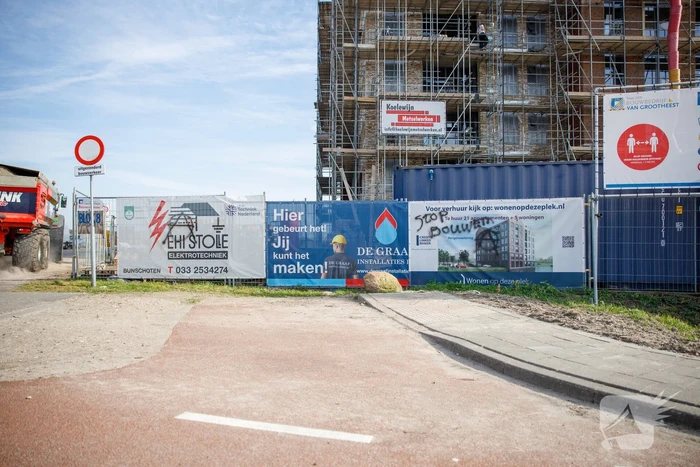 Meerdere objecten beklad met Anarchisme-symbolen