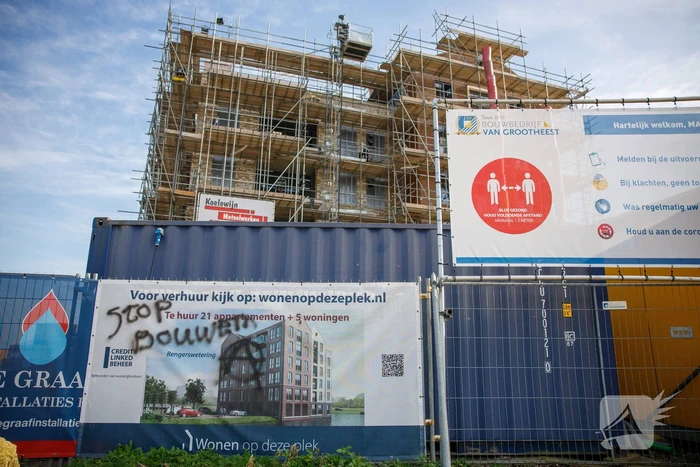Meerdere objecten beklad met Anarchisme-symbolen