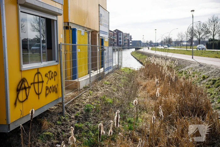 Meerdere objecten beklad met Anarchisme-symbolen