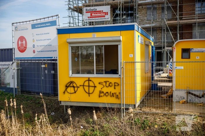 Meerdere objecten beklad met Anarchisme-symbolen