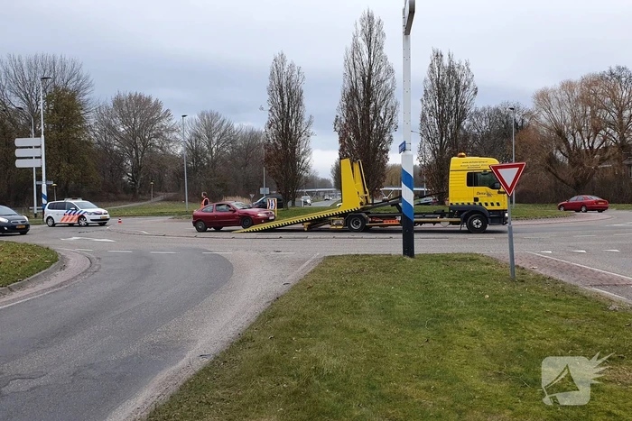 Auto's in botsing op kruising