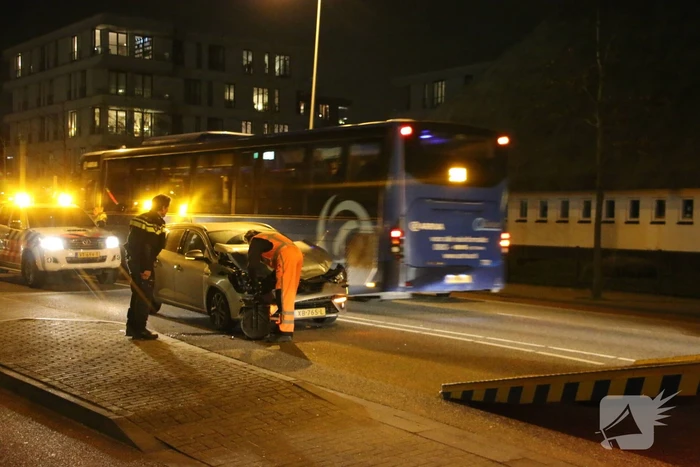 Schade bij botsing tussen lijnbus en auto