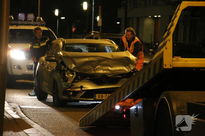 Schade bij botsing tussen lijnbus en auto