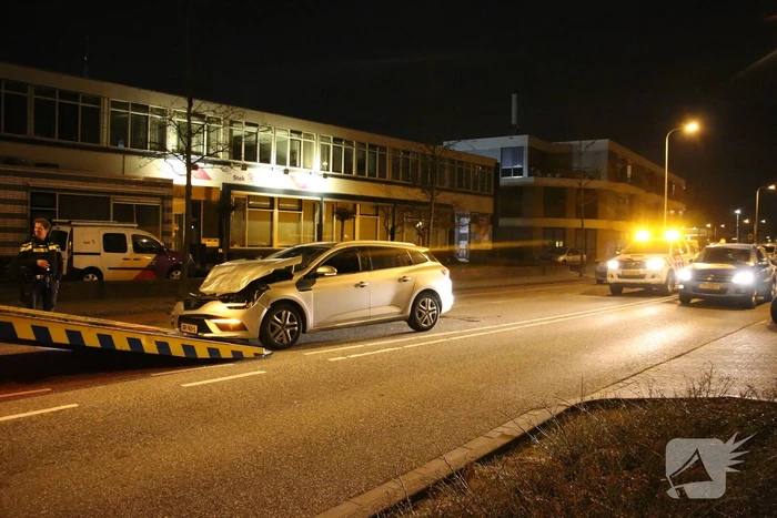 Schade bij botsing tussen lijnbus en auto