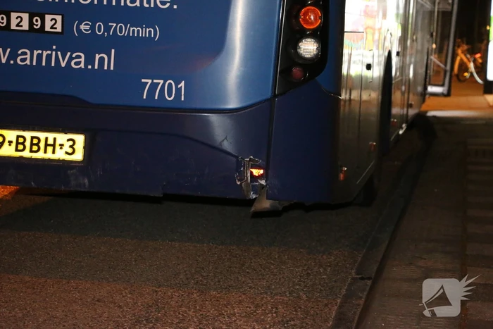 Schade bij botsing tussen lijnbus en auto