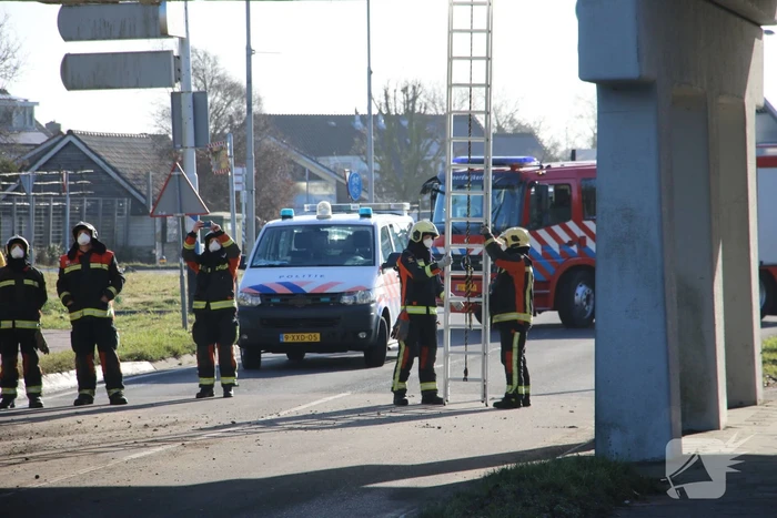 Vrachtwagen met kraan botst tegen viaduct