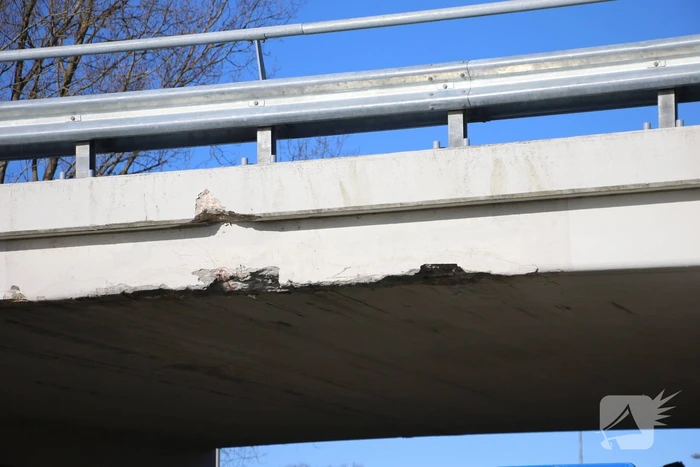 Vrachtwagen met kraan botst tegen viaduct