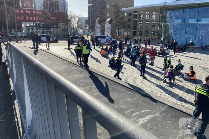 Klimaatactivisten Extinction Rebellion demonstreren bij Erasmusbrug