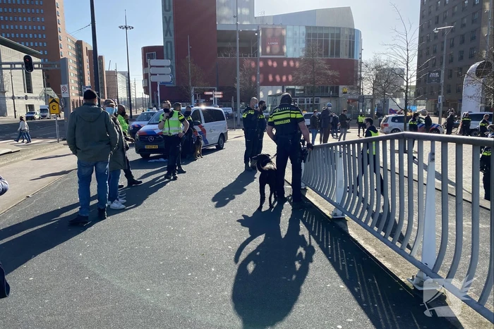 Klimaatactivisten Extinction Rebellion demonstreren bij Erasmusbrug