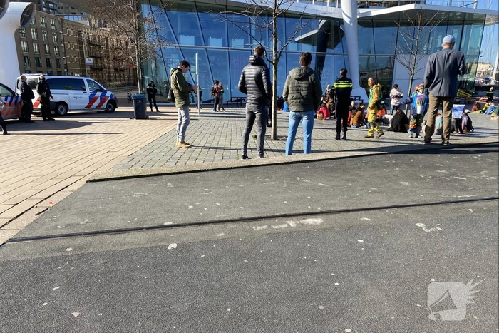 Klimaatactivisten Extinction Rebellion demonstreren bij Erasmusbrug