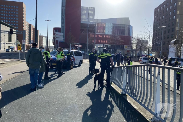 Klimaatactivisten Extinction Rebellion demonstreren bij Erasmusbrug