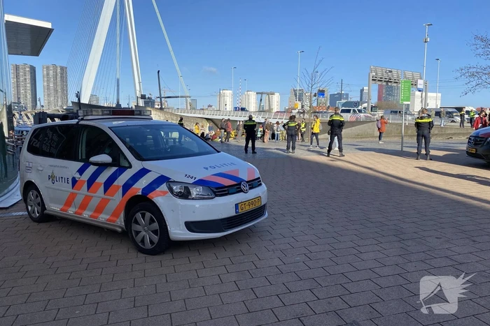 Klimaatactivisten Extinction Rebellion demonstreren bij Erasmusbrug