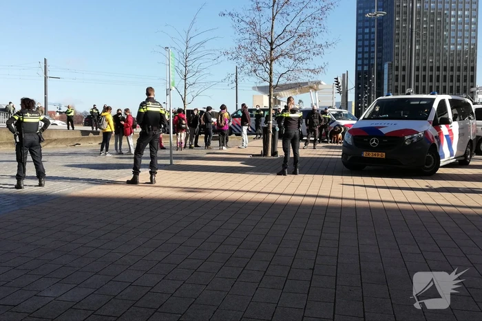 Klimaatactivisten Extinction Rebellion demonstreren bij Erasmusbrug
