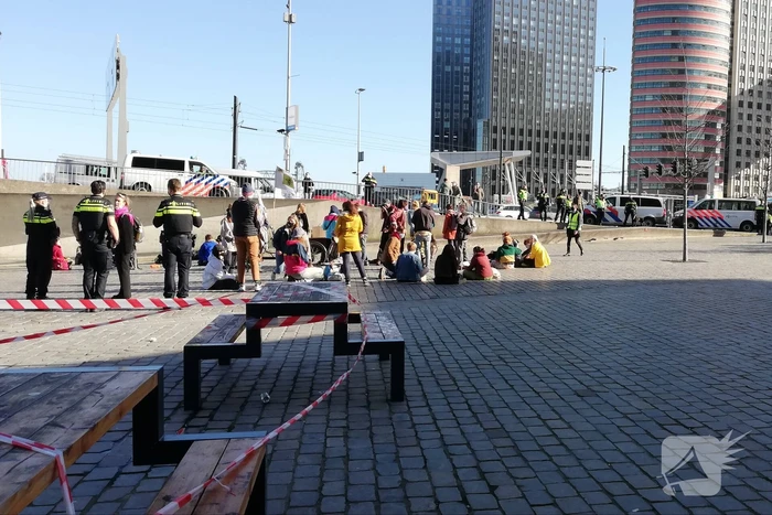 Klimaatactivisten Extinction Rebellion demonstreren bij Erasmusbrug
