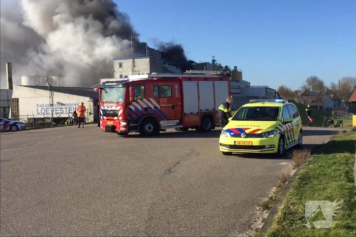 Zeer grote brand in dak van steenfabriek Xella