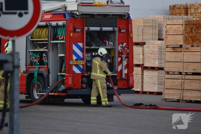 Gasfles in brand bij Phoenix Pallets
