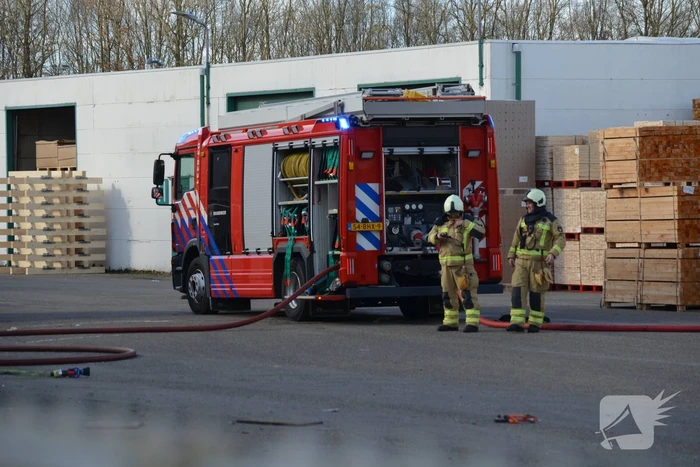 Gasfles in brand bij Phoenix Pallets