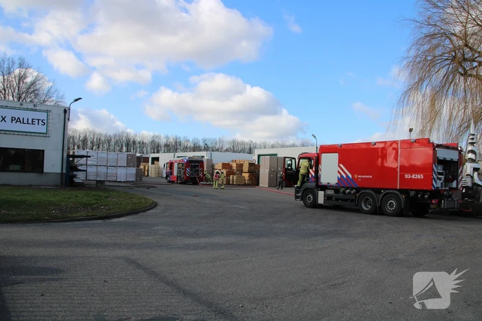Gasfles in brand bij Phoenix Pallets