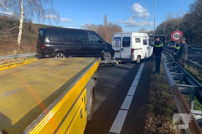 Camper met aanhanger schaart op snelweg