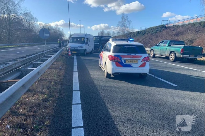 Camper met aanhanger schaart op snelweg