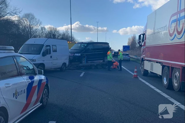 Camper met aanhanger schaart op snelweg