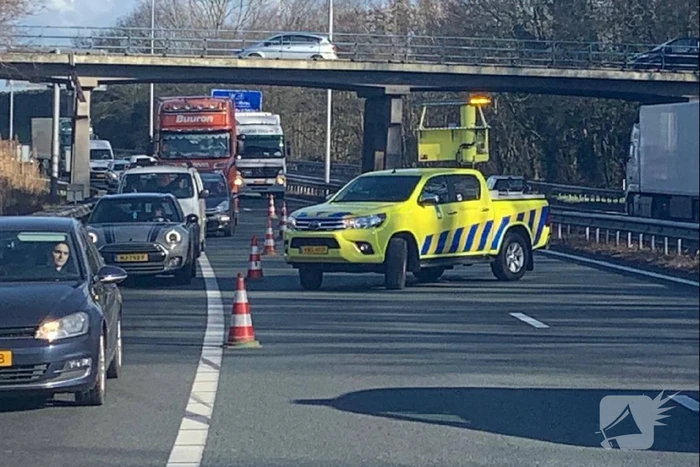 Camper met aanhanger schaart op snelweg