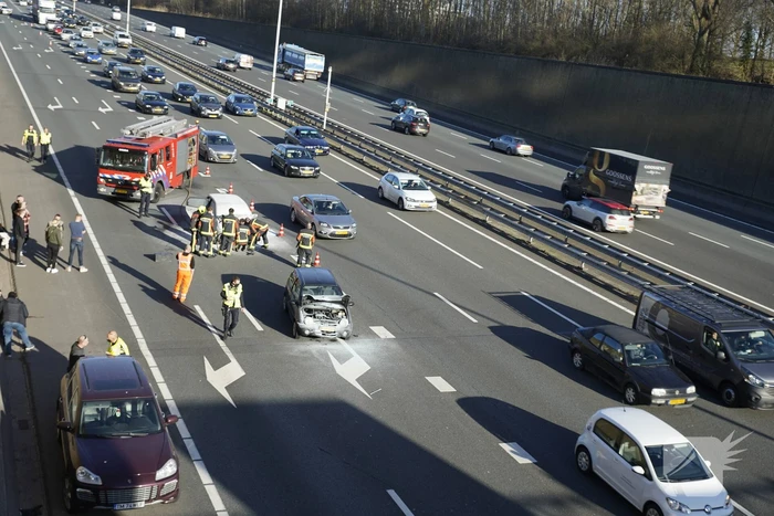 Auto vliegt in brand na botsing voor Gouwe Aquaduct