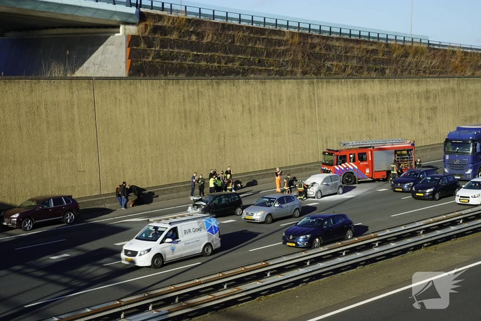 Auto vliegt in brand na botsing voor Gouwe Aquaduct