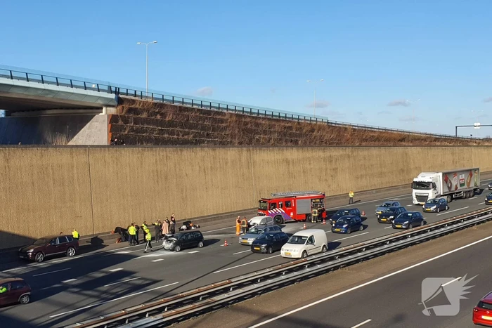Auto vliegt in brand na botsing voor Gouwe Aquaduct