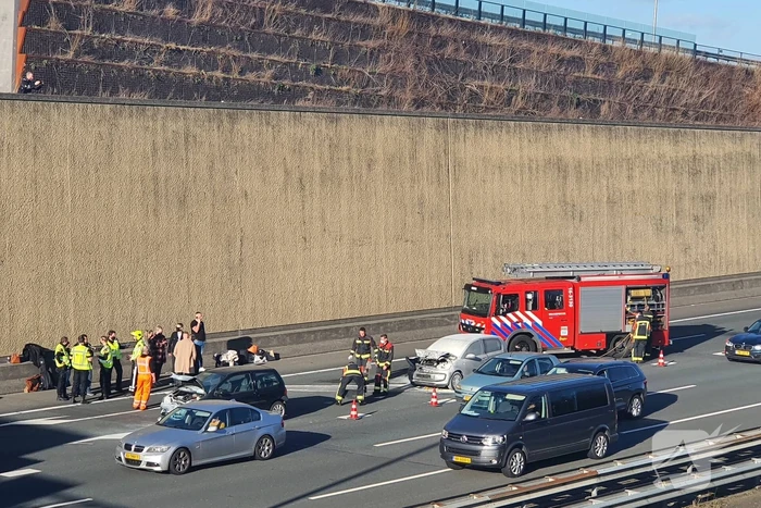 Auto vliegt in brand na botsing voor Gouwe Aquaduct