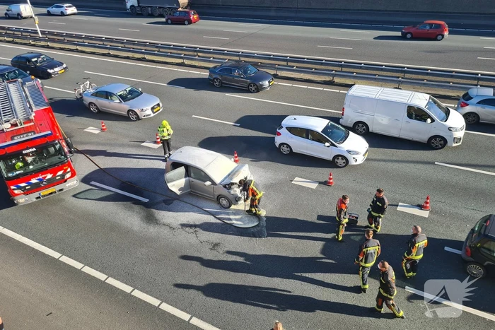 Auto vliegt in brand na botsing voor Gouwe Aquaduct